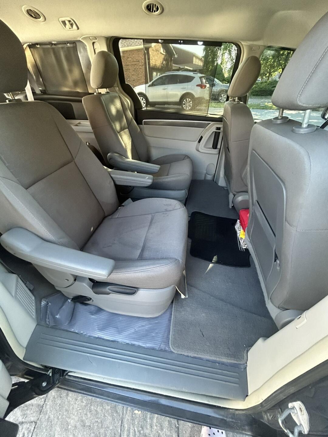 2009 Volkswagen Routan view 7