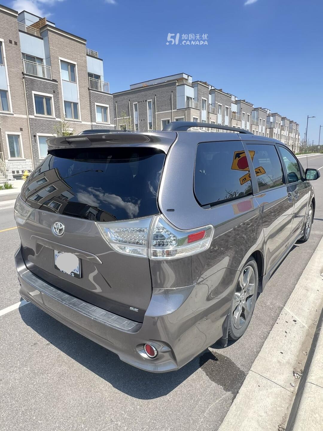 2011 Toyota Sienna view 3