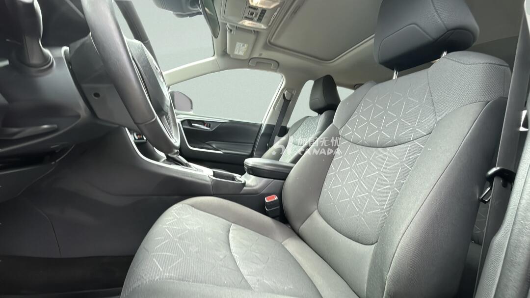 2024 Toyota RAV 4 view 6