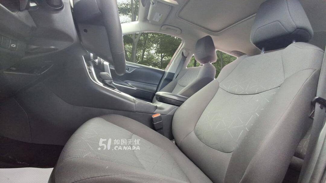 2024 Toyota RAV 4 view 6
