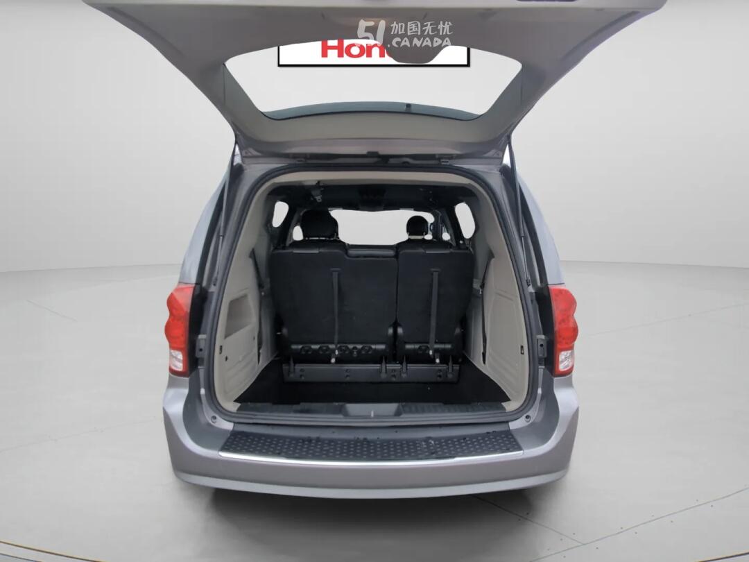 2016 Dodge Grand Caravan view 9