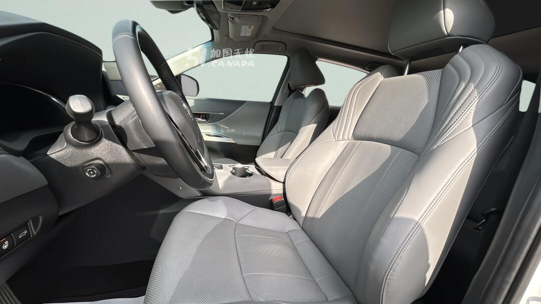 2023 Toyota Venza view 7