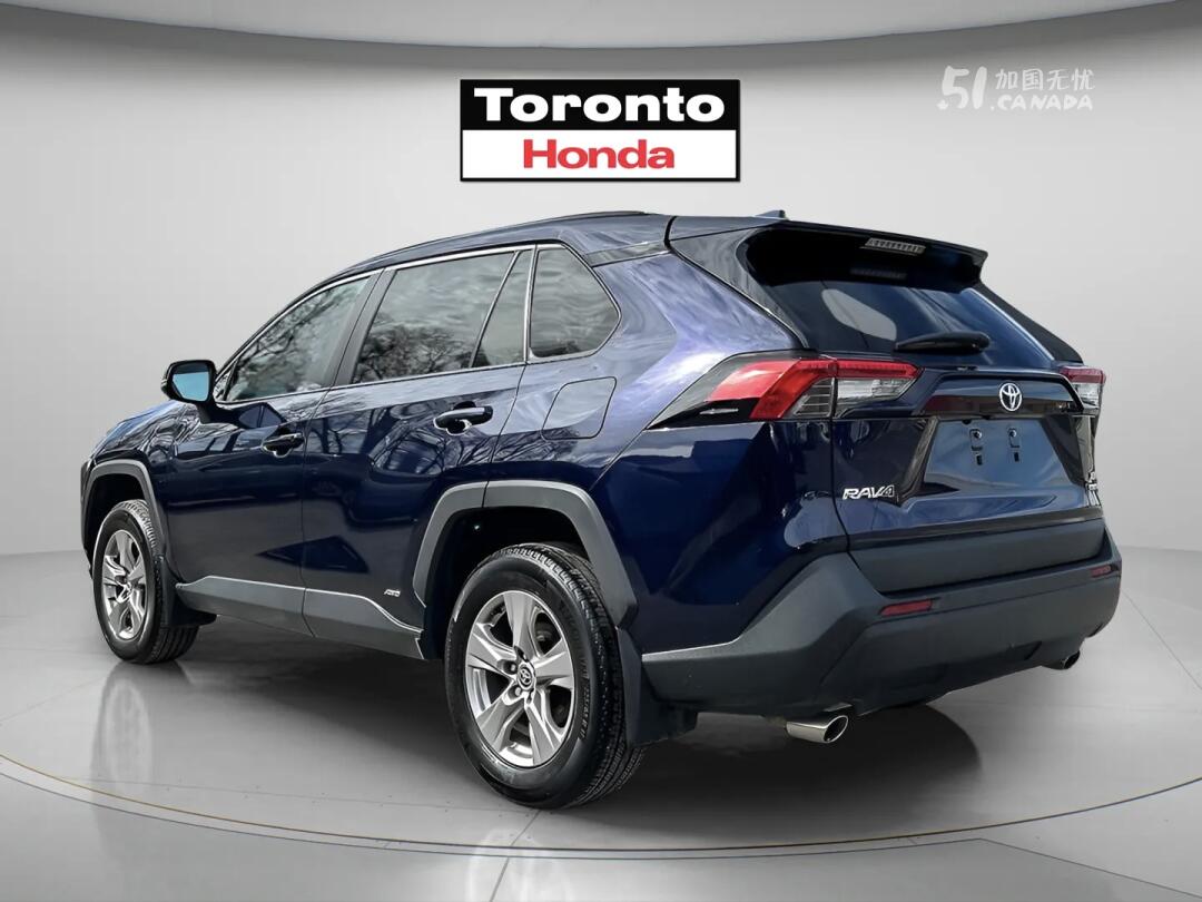 2023 Toyota RAV 4 view 4