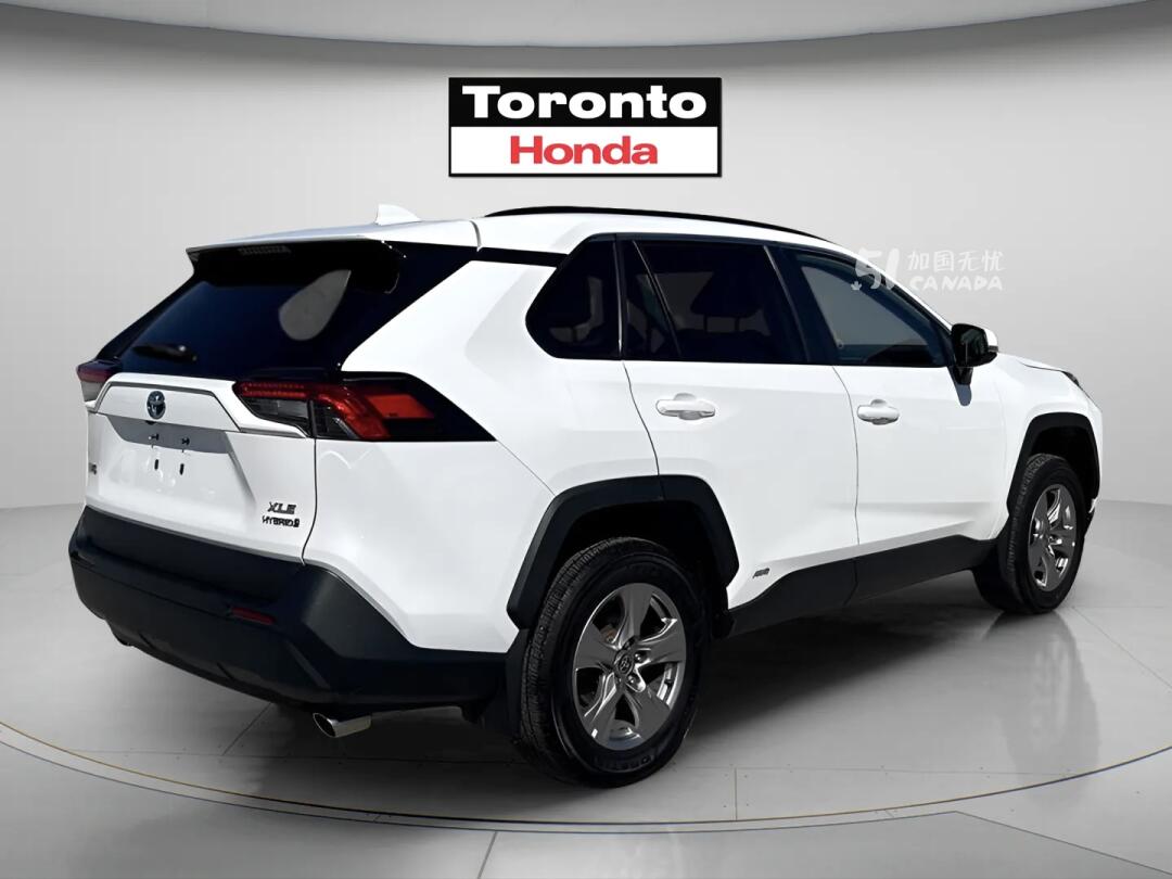 2023 Toyota RAV 4 view 3