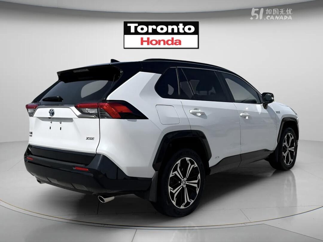 2024 Toyota RAV 4 view 4