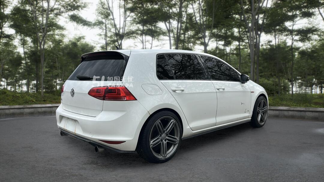 2015 Volkswagen Golf view 4