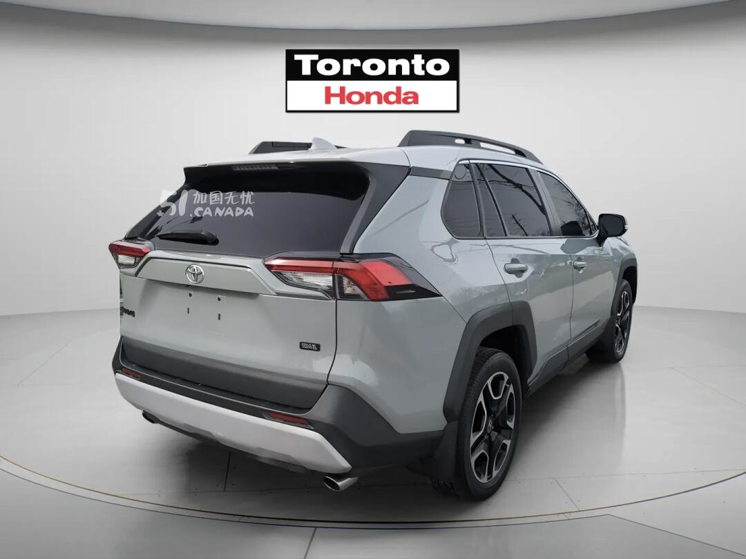 2021 Toyota RAV 4 view 4