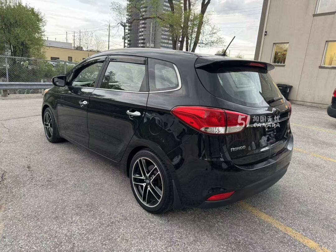 2014 Kia Rondo view 5