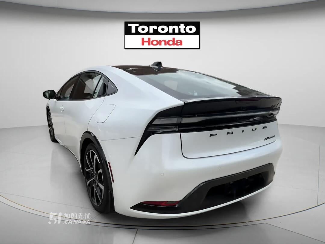 2024 Toyota Prius Prime view 4