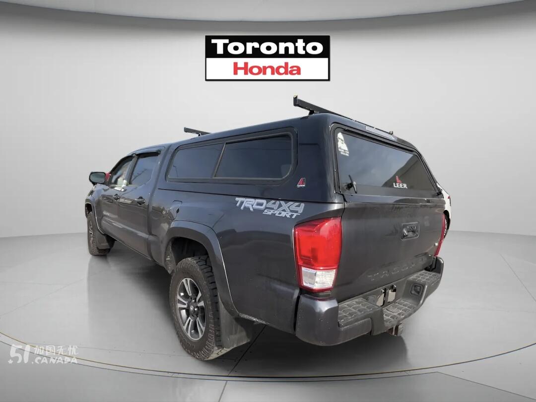 2018 Toyota Tacoma view 4