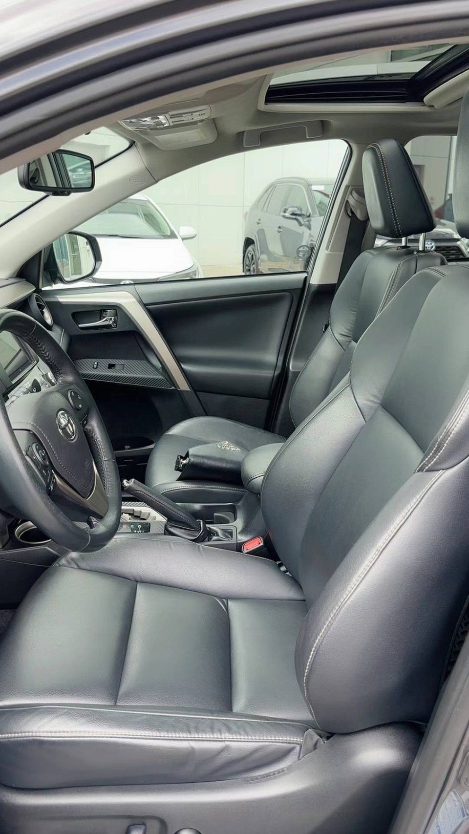 2015 Toyota RAV 4 view 3