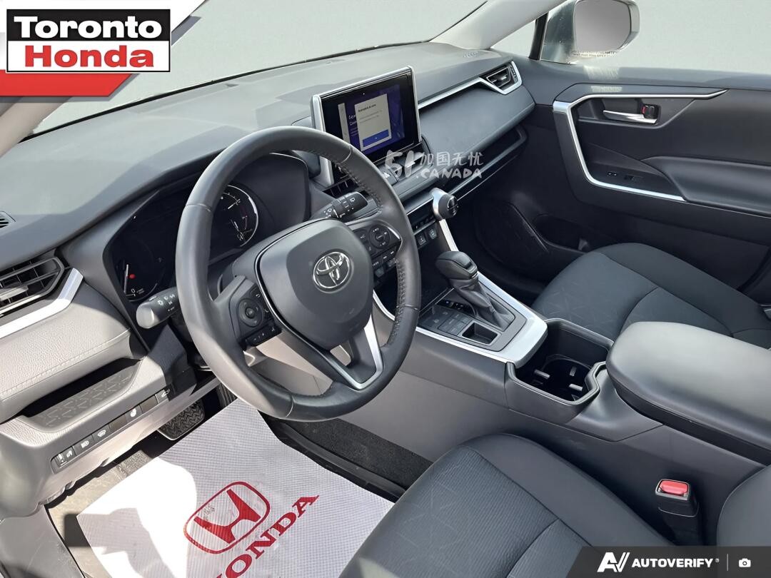 2024 Toyota RAV 4 view 5