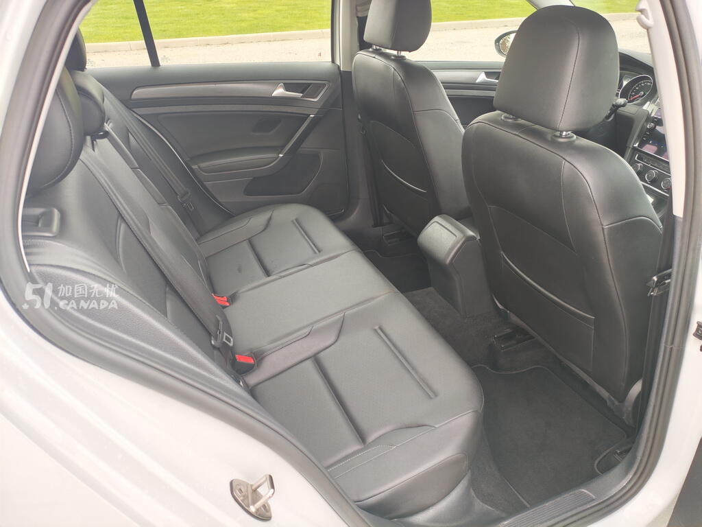 2018 Volkswagen Golf view 9
