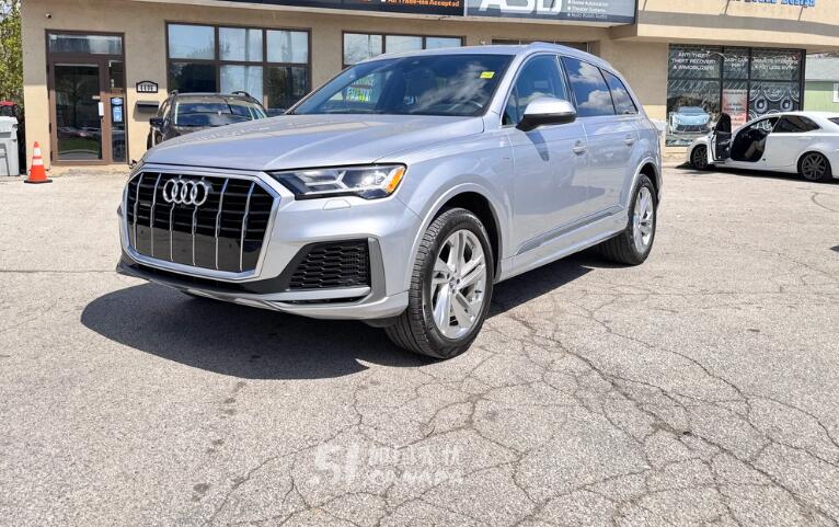 2020 Audi Q7 view 1