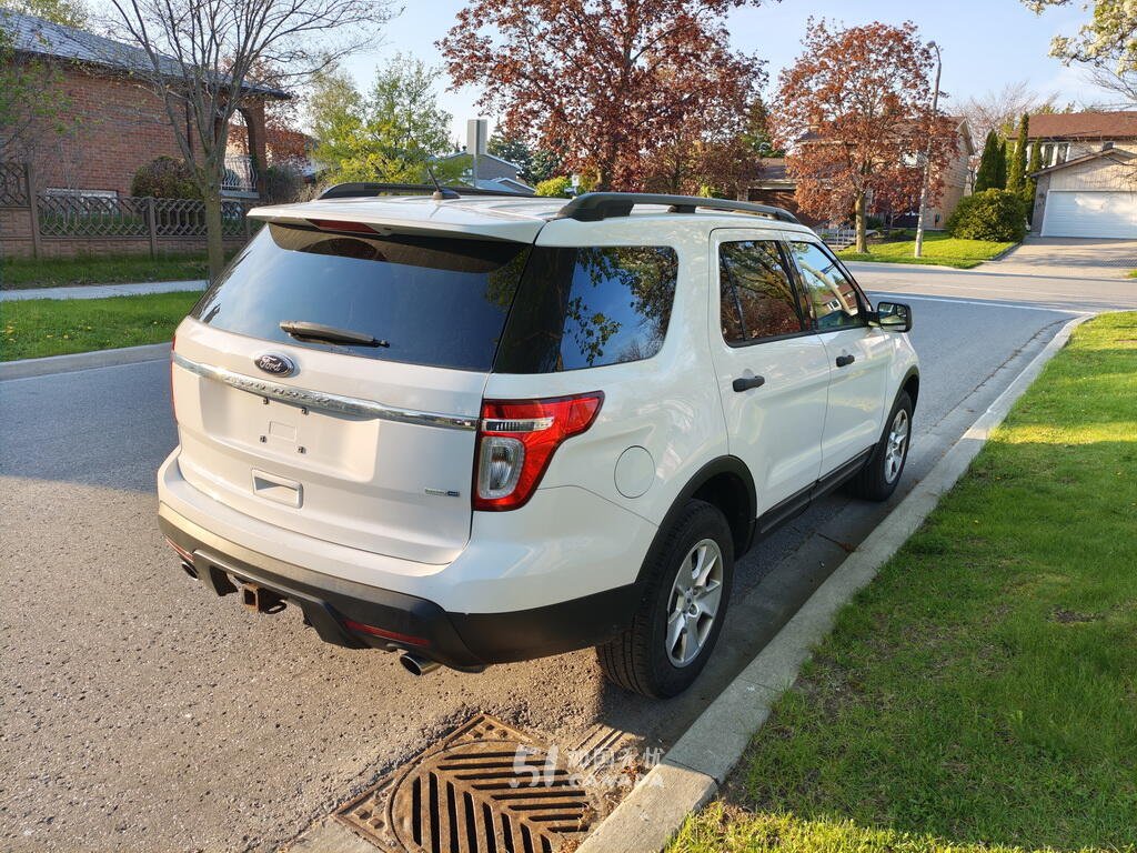 2013 Ford Explorer view 2