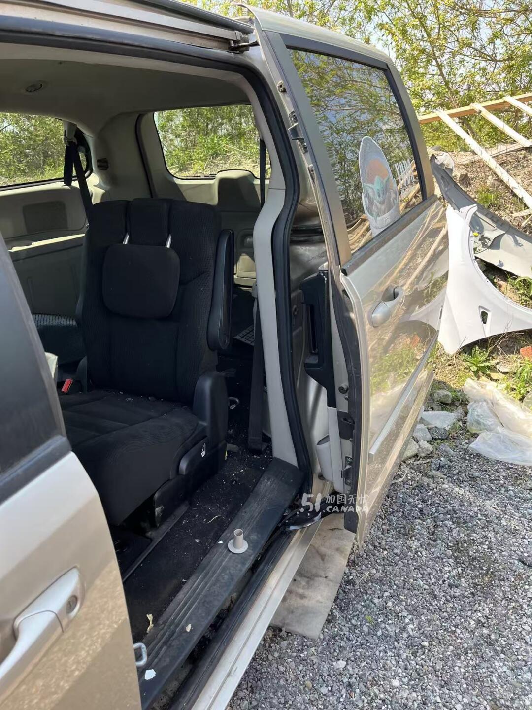 2016 Dodge Caravan view 3