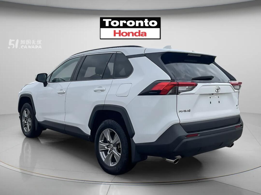 2024 Toyota RAV 4 view 4