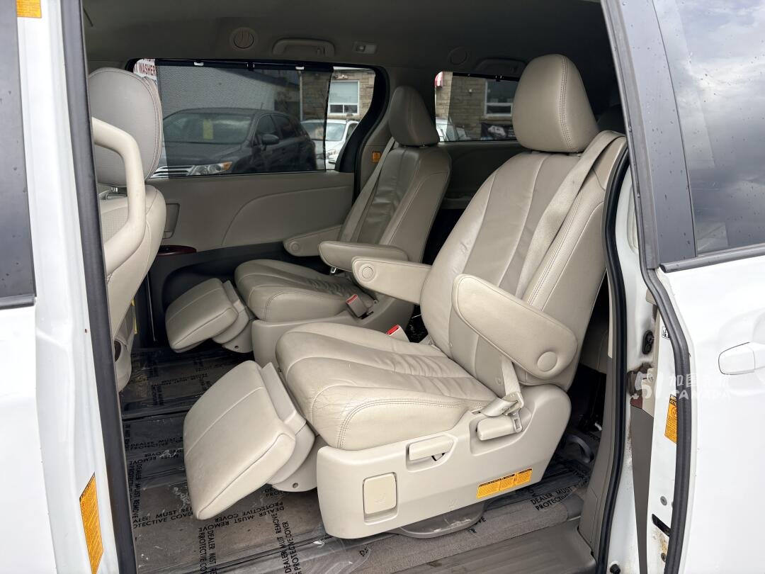 2013 Toyota Sienna view 8