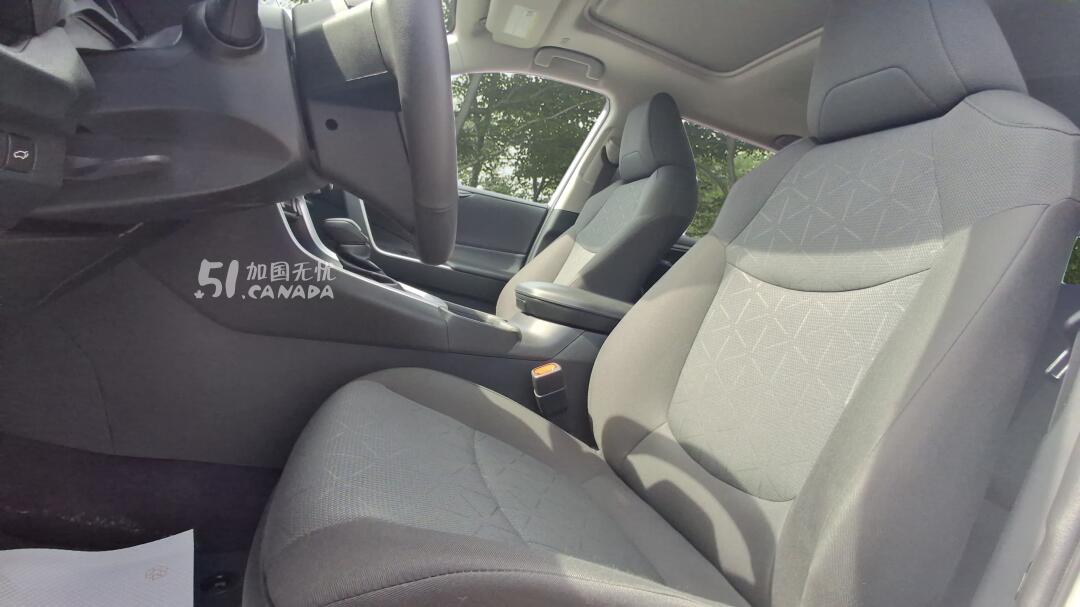 2024 Toyota RAV 4 view 5