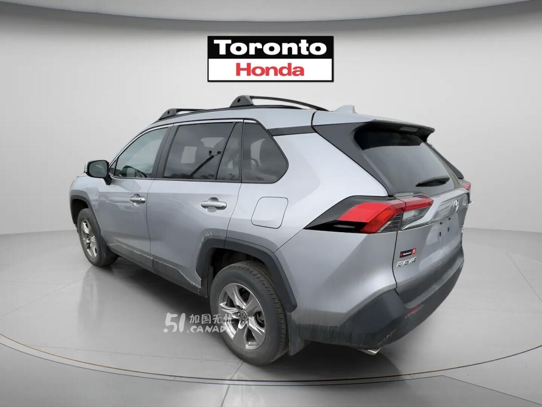 2023 Toyota RAV 4 view 4