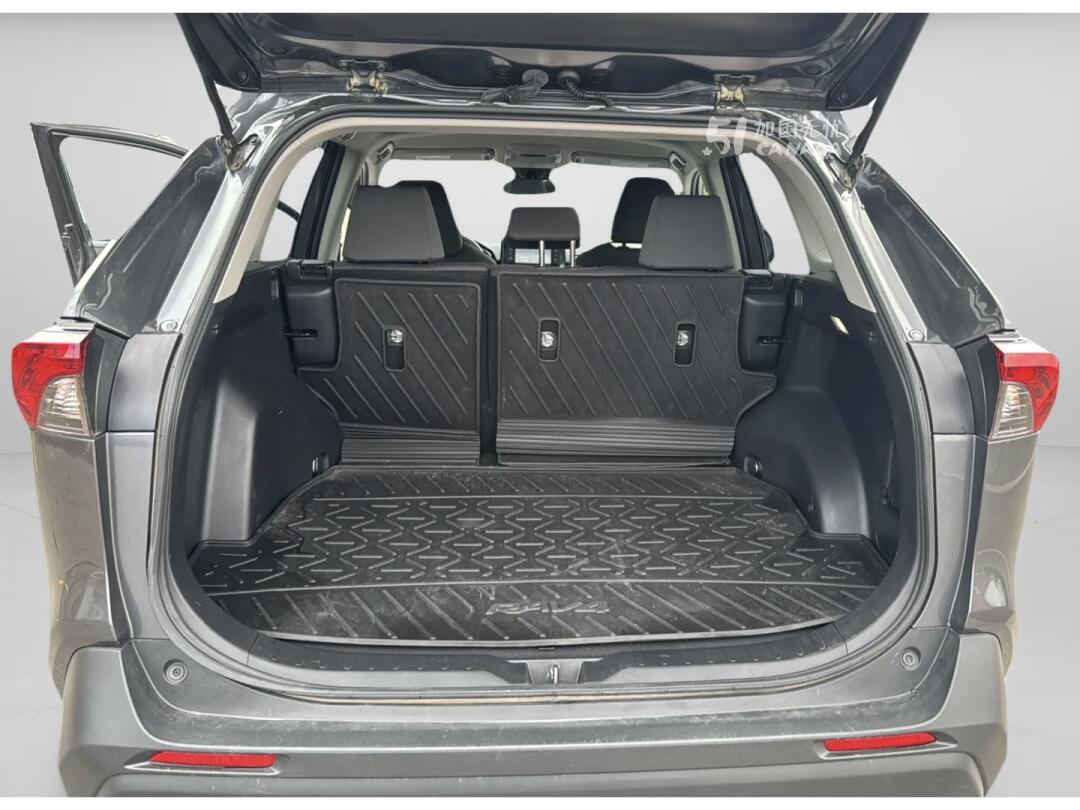 2022 Toyota RAV 4 view 8