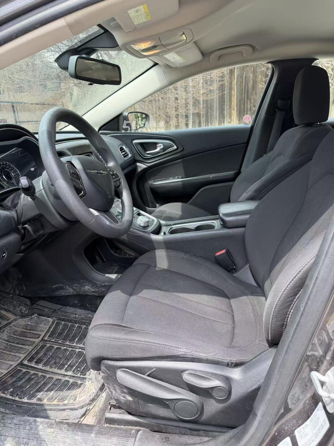 2015 Chrysler 200 view 5