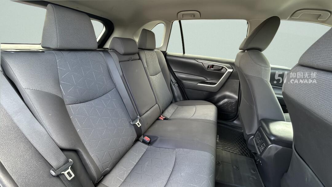 2022 Toyota RAV 4 view 8
