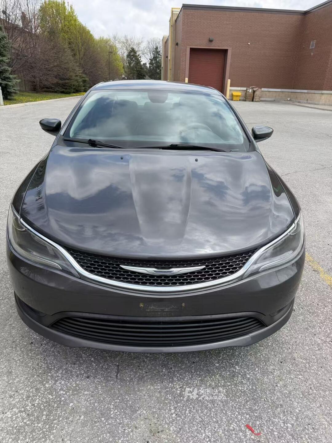 2015 Chrysler 200 view 9