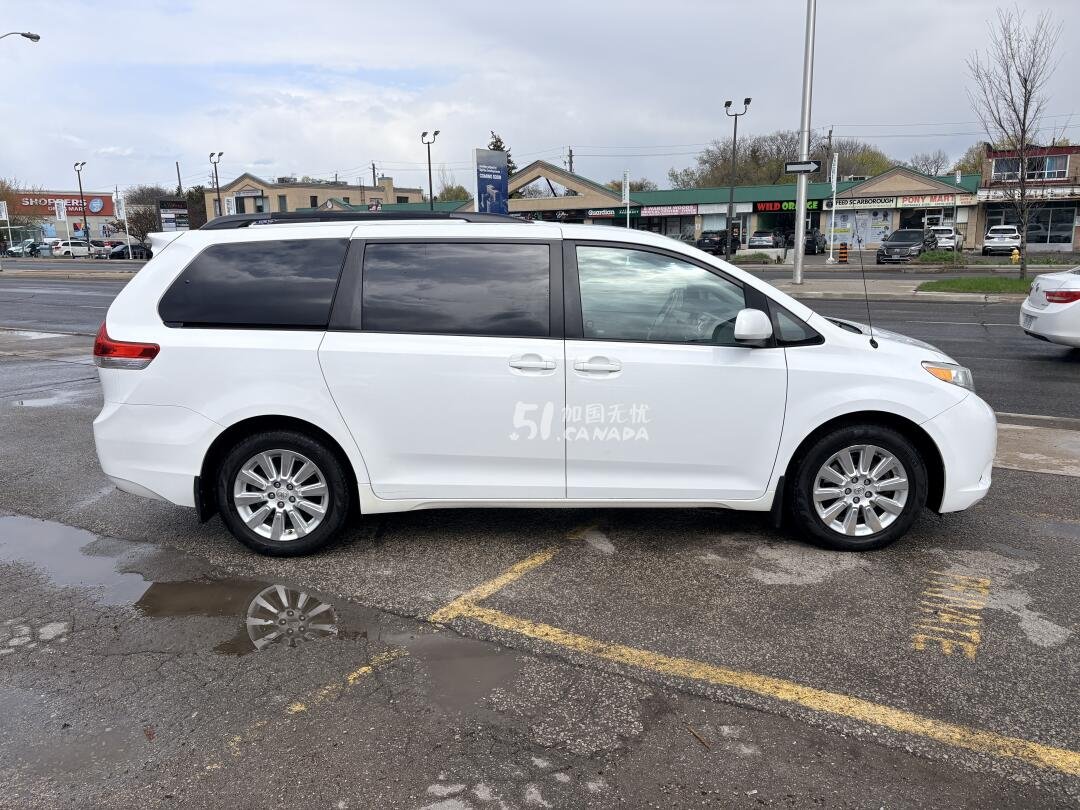 2013 Toyota Sienna view 4