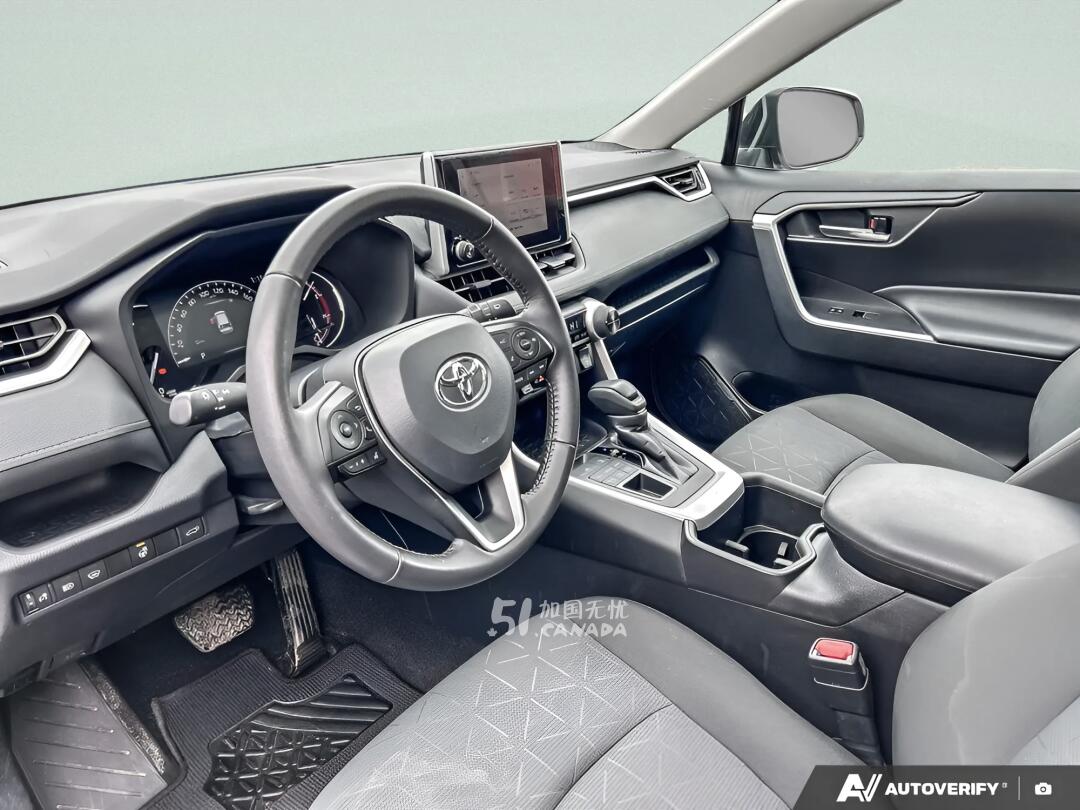 2024 Toyota RAV 4 view 7