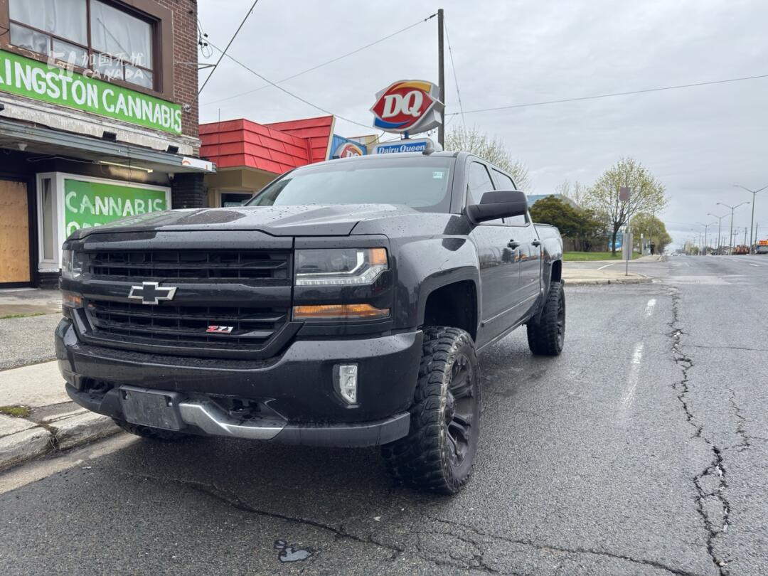 2017 Chevrolet Silverado 1500 view 1