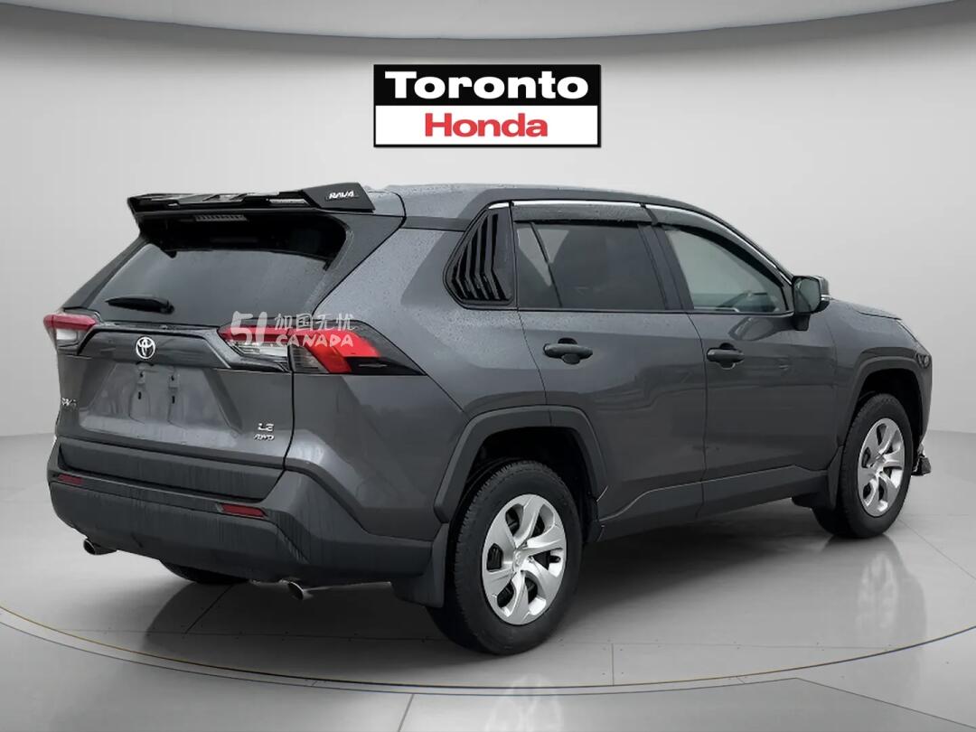 2022 Toyota RAV 4 view 4