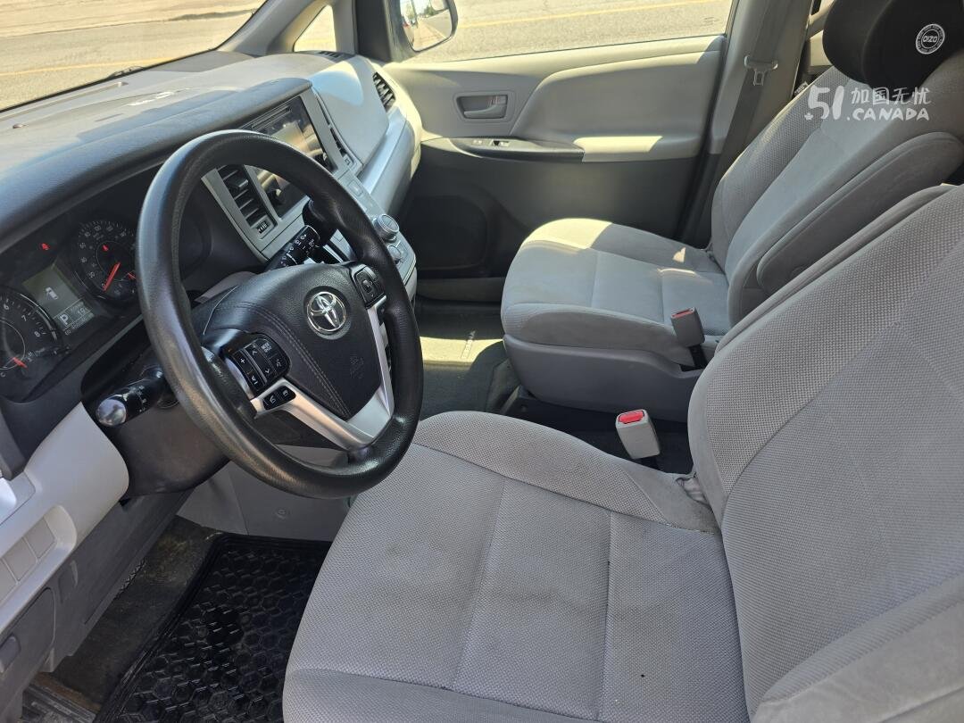 2017 Toyota Sienna view 9