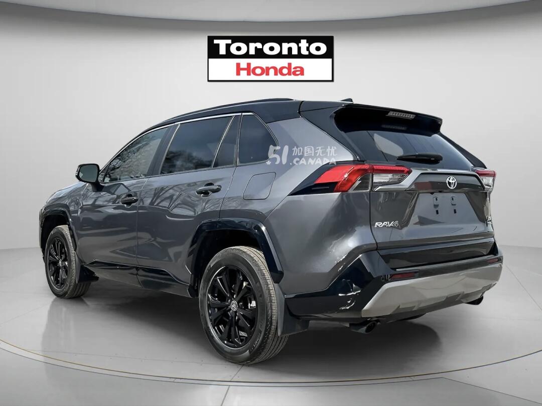2022 Toyota RAV 4 view 4