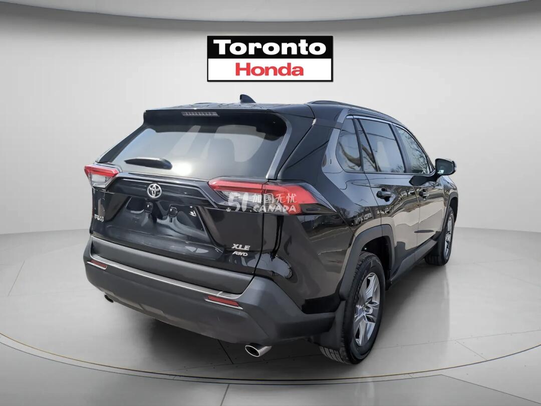 2024 Toyota RAV 4 view 4