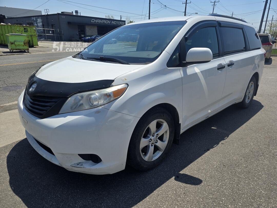 2017 Toyota Sienna view 6