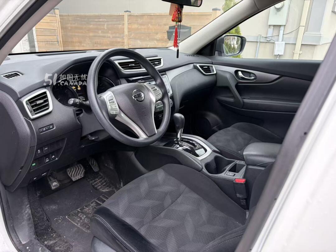 2016 Nissan Rogue view 5
