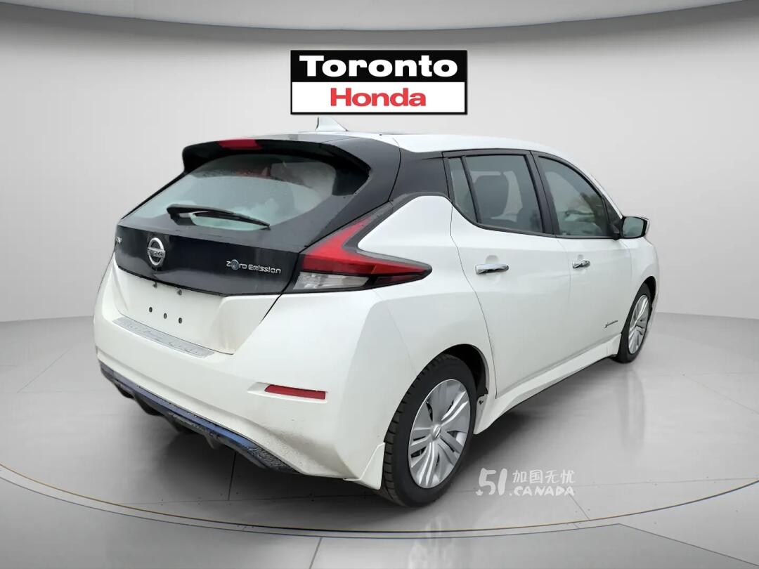 2018 Nissan Leaf view 3