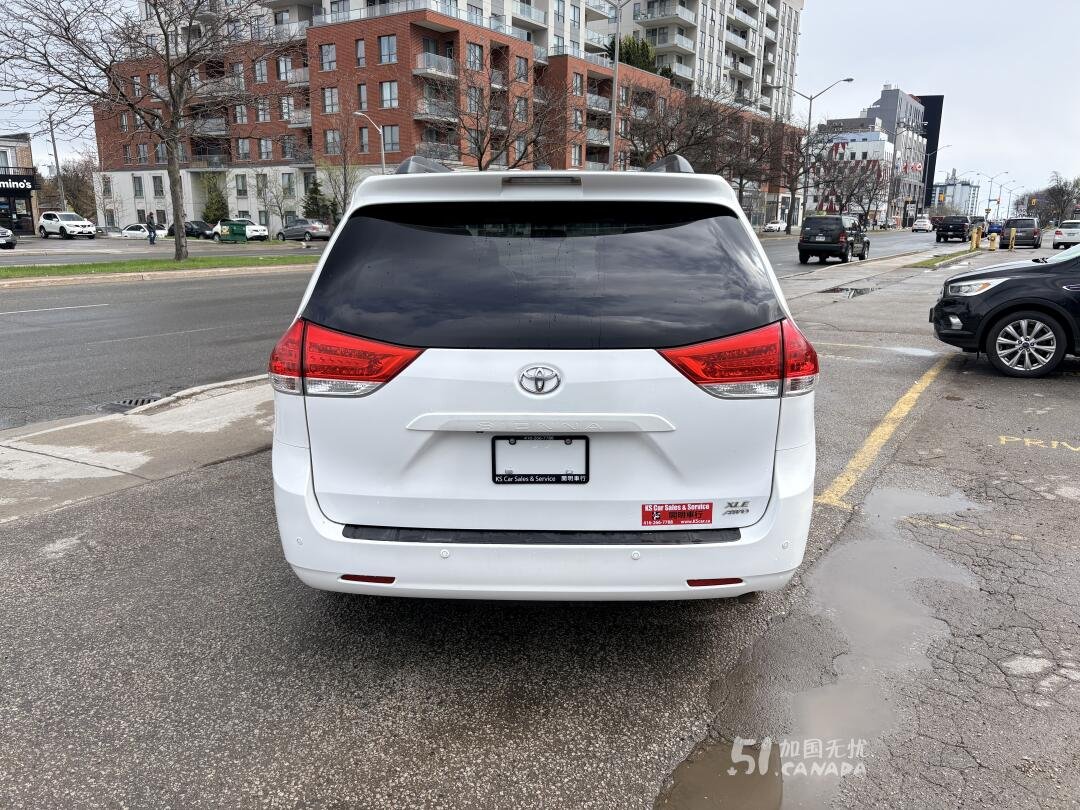 2013 Toyota Sienna view 6