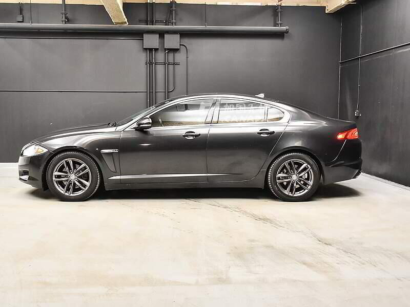 2014 Jaguar XF view 3