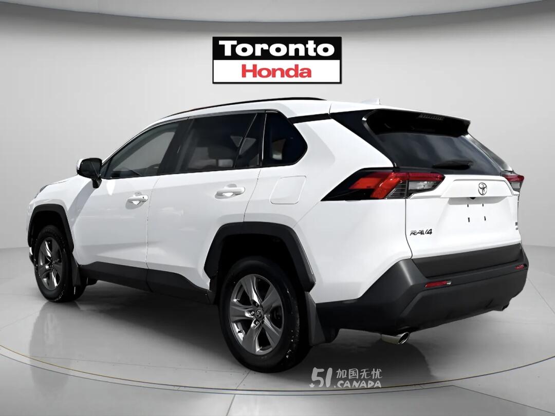 2024 Toyota RAV 4 view 4