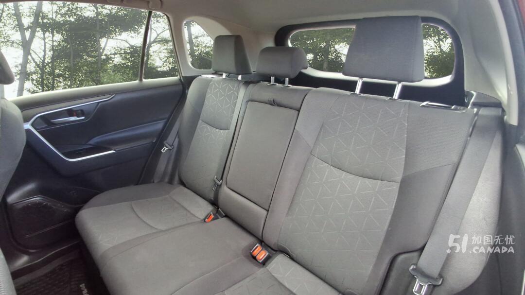 2024 Toyota RAV 4 view 8