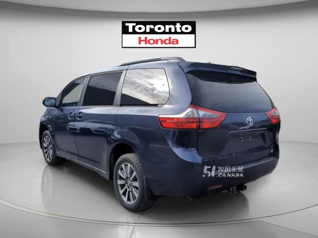 2020 Toyota Sienna view 4