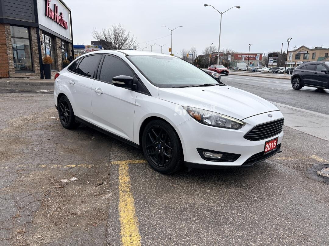 2015 Ford Focus view 3