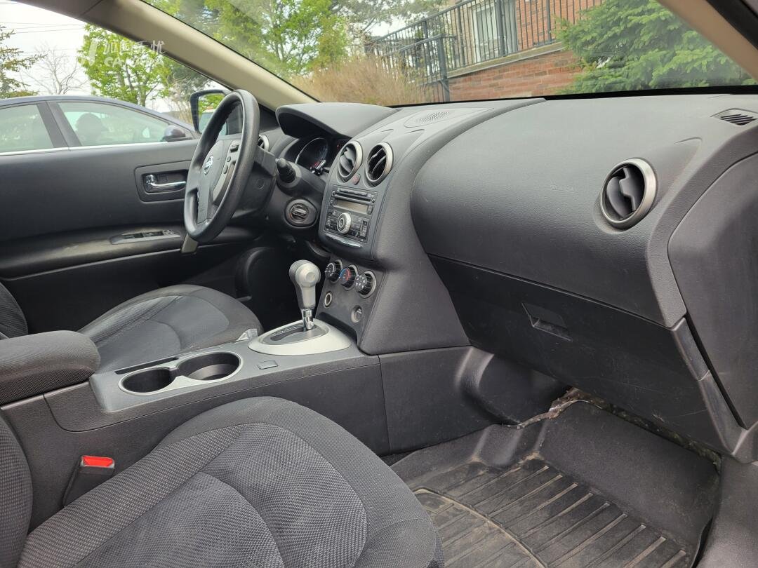 2013 Nissan Rogue view 3