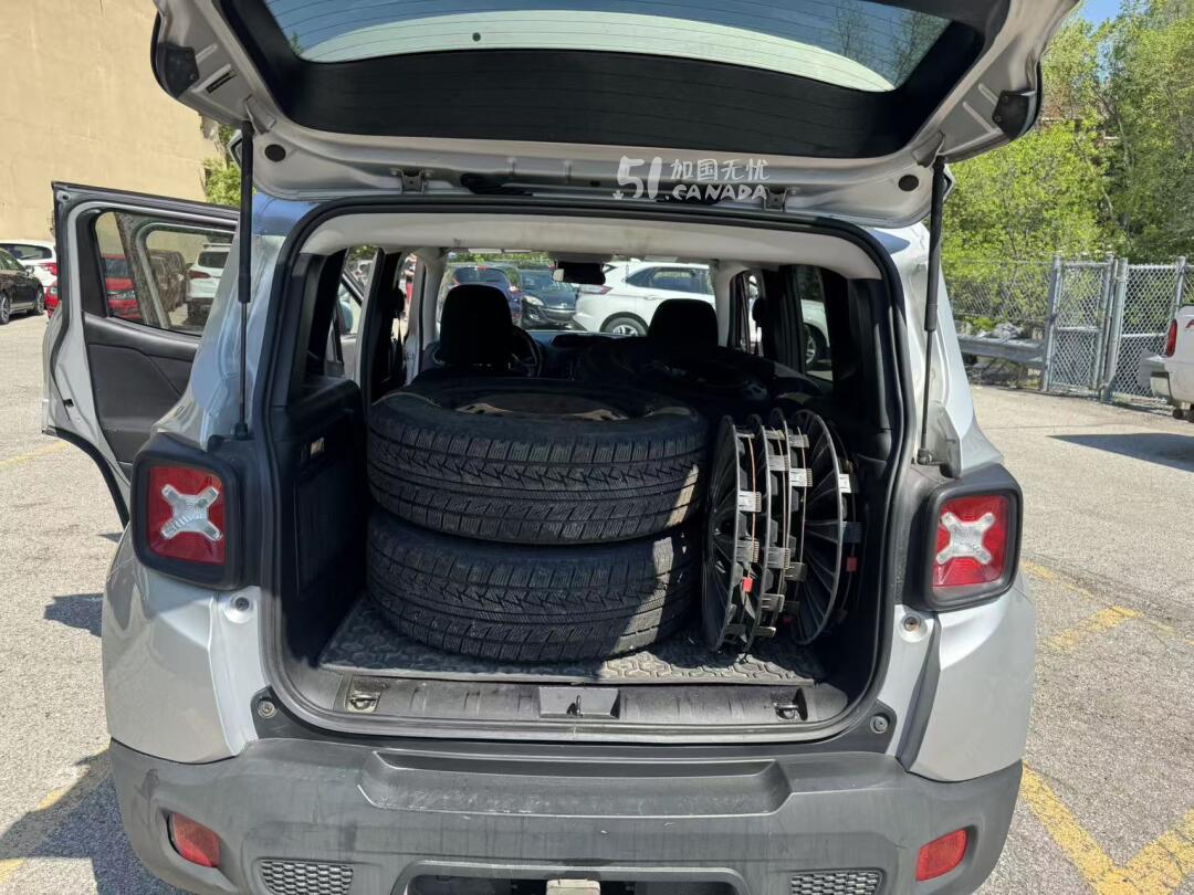 2015 Jeep Renegade view 9