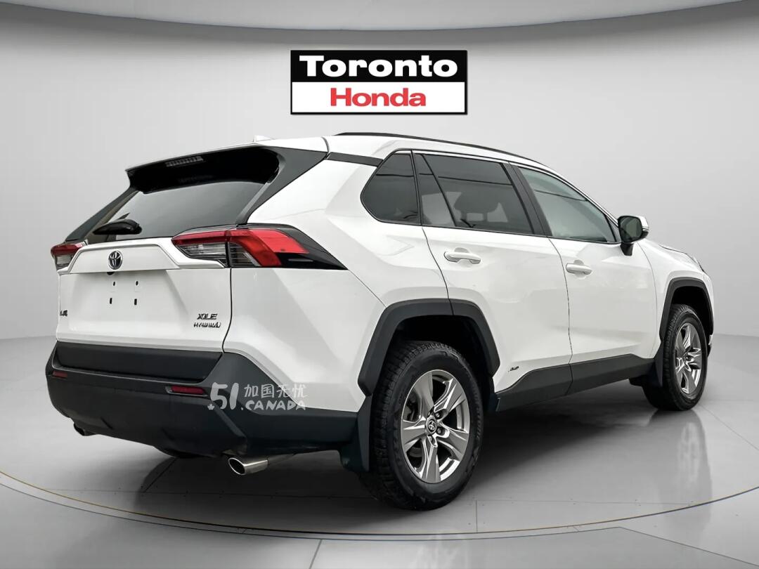 2023 Toyota RAV 4 view 4