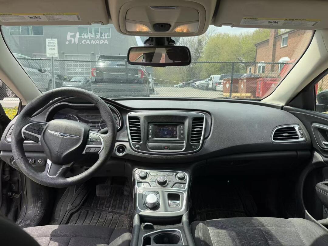 2015 Chrysler 200 view 8