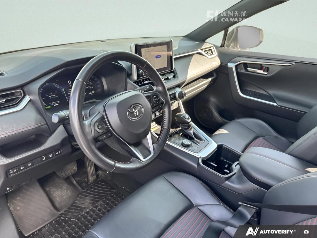 2023 Toyota RAV 4 view 5