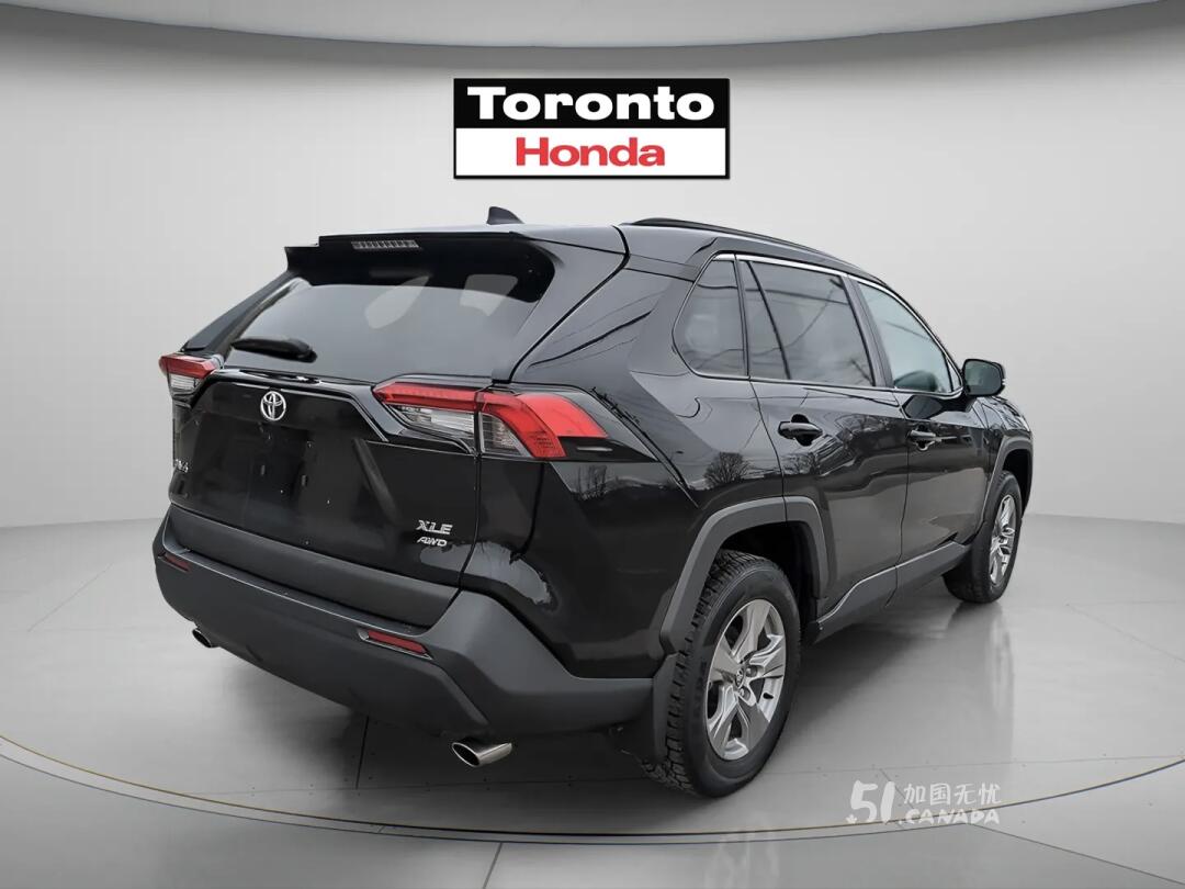 2024 Toyota RAV 4 view 4